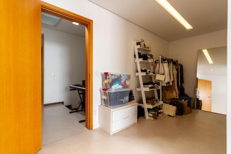 Casa à venda com 380m², 4 quartos e 4 vagasCloset da suíte