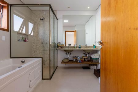 Casa à venda com 380m², 4 quartos e 4 vagasBanheiro da Suíte