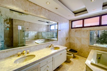 Apartamento à venda com 346m², 4 quartos e 4 vagasBanheiro da Suíte 4