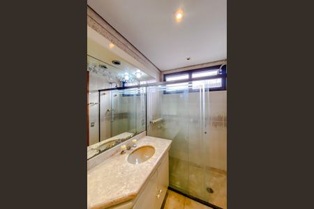 Apartamento à venda com 346m², 4 quartos e 4 vagasBanheiro da Suíte