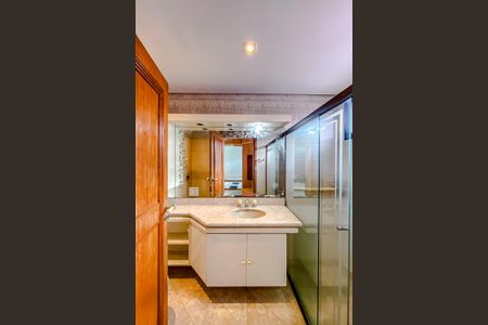 Apartamento à venda com 346m², 4 quartos e 4 vagasBanheiro da Suíte