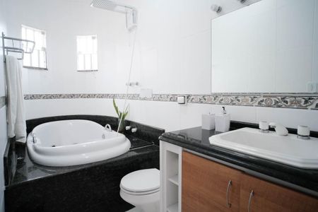 Casa à venda com 138m², 3 quartos e 4 vagasBanheiro da Suíte