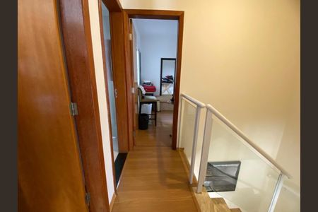 Casa à venda com 100m², 3 quartos e 2 vagas Casa à venda com 100m², 3 quartos e 2 vagasEscadas