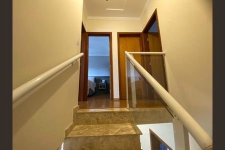 Casa à venda com 100m², 3 quartos e 2 vagas Casa à venda com 100m², 3 quartos e 2 vagasEscadas