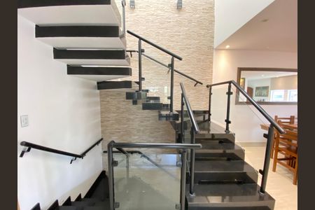 Casa à venda com 290m², 3 quartos e 5 vagasEscada