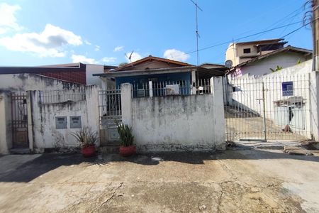 Casa à venda com 152m², 2 quartos e 2 vagas Casa à venda com 152m², 2 quartos e 2 vagasFachada