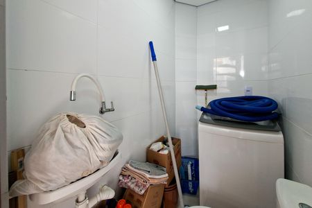 Casa para alugar com 350m², 5 quartos e 4 vagas Casa para alugar com 350m², 5 quartos e 4 vagasBanheiro da piscina