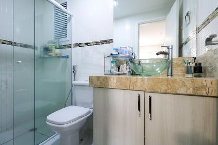 Apartamento à venda com 69m², 2 quartos e 2 vagas Apartamento à venda com 69m², 2 quartos e 2 vagasBanheiro da Suíte