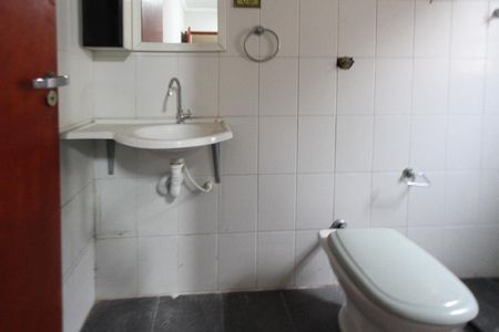 Casa à venda com 250m², 3 quartos e 4 vagasBanheiro da edícula 