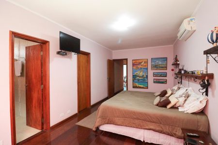 Casa à venda com 703m², 5 quartos e 3 vagasSuíte