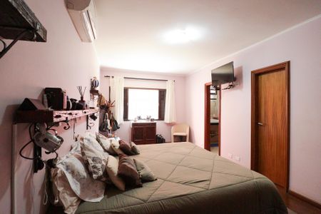 Casa à venda com 703m², 5 quartos e 3 vagasSuíte