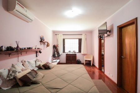 Casa à venda com 703m², 5 quartos e 3 vagasSuíte