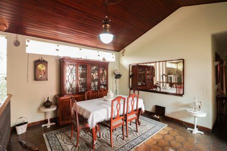 Casa à venda com 703m², 5 quartos e 3 vagasSala