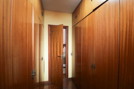 Casa à venda com 703m², 5 quartos e 3 vagasCloset da Suíte