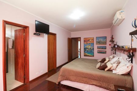 Casa à venda com 703m², 5 quartos e 3 vagasSuíte