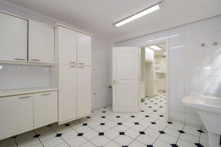 Casa à venda com 670m², 4 quartos e 5 vagas Casa à venda com 670m², 4 quartos e 5 vagasÁrea de Serviço