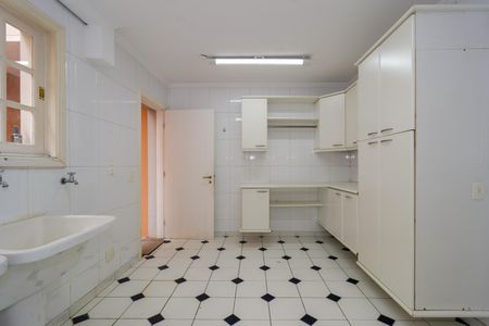 Casa à venda com 670m², 4 quartos e 5 vagas Casa à venda com 670m², 4 quartos e 5 vagasÁrea de Serviço