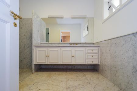 Casa à venda com 670m², 4 quartos e 5 vagas Casa à venda com 670m², 4 quartos e 5 vagasBanheiro da Suíte 2