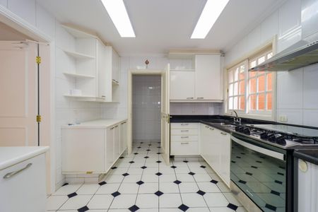 Casa à venda com 670m², 4 quartos e 5 vagas Casa à venda com 670m², 4 quartos e 5 vagasCozinha