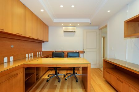 Casa à venda com 670m², 4 quartos e 5 vagas Casa à venda com 670m², 4 quartos e 5 vagasEscritório