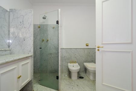 Casa à venda com 670m², 4 quartos e 5 vagas Casa à venda com 670m², 4 quartos e 5 vagasBanheiro da Suíte 1