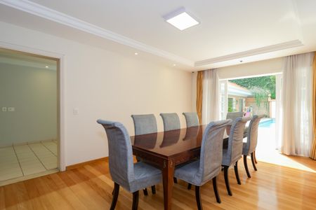 Casa à venda com 670m², 4 quartos e 5 vagas Casa à venda com 670m², 4 quartos e 5 vagasSala de Jantar