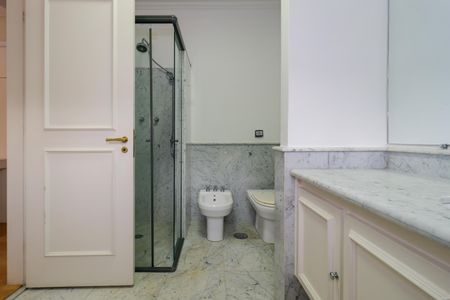 Casa à venda com 670m², 4 quartos e 5 vagas Casa à venda com 670m², 4 quartos e 5 vagasBanheiro da Suíte 3