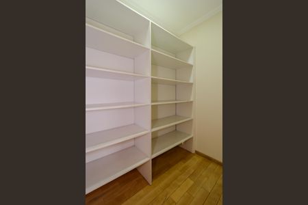 Casa à venda com 670m², 4 quartos e 5 vagas Casa à venda com 670m², 4 quartos e 5 vagasRoupeiro