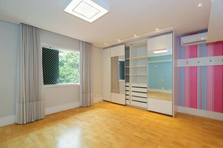 Casa à venda com 670m², 4 quartos e 5 vagas Casa à venda com 670m², 4 quartos e 5 vagasSuíte 2