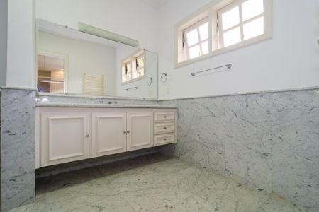 Casa à venda com 670m², 4 quartos e 5 vagas Casa à venda com 670m², 4 quartos e 5 vagasBanheiro da Suíte 3