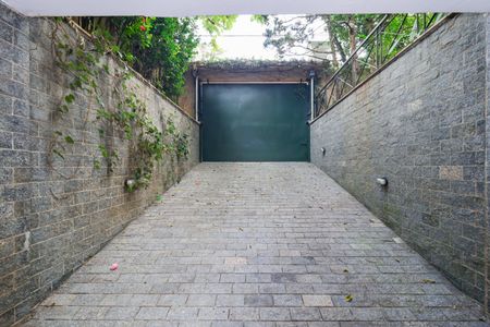 Casa à venda com 670m², 4 quartos e 5 vagas Casa à venda com 670m², 4 quartos e 5 vagasGaragem