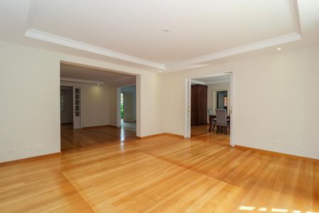 Casa à venda com 670m², 4 quartos e 5 vagas Casa à venda com 670m², 4 quartos e 5 vagasSala