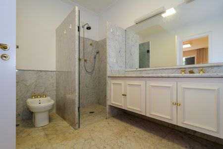 Casa à venda com 670m², 4 quartos e 5 vagas Casa à venda com 670m², 4 quartos e 5 vagasBanheiro da Suíte 2