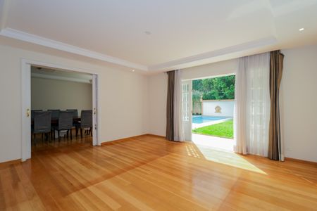 Casa à venda com 670m², 4 quartos e 5 vagas Casa à venda com 670m², 4 quartos e 5 vagasSala