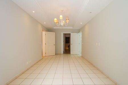 Casa à venda com 670m², 4 quartos e 5 vagas Casa à venda com 670m², 4 quartos e 5 vagasSala de Almoço