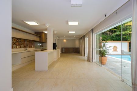 Casa à venda com 670m², 4 quartos e 5 vagas Casa à venda com 670m², 4 quartos e 5 vagasÁrea externa