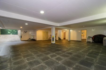 Casa à venda com 670m², 4 quartos e 5 vagas Casa à venda com 670m², 4 quartos e 5 vagasGaragem