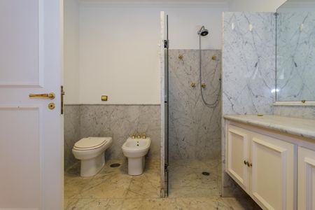 Casa à venda com 670m², 4 quartos e 5 vagas Casa à venda com 670m², 4 quartos e 5 vagasBanheiro da Suíte 2