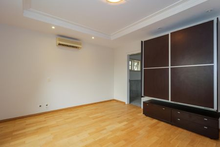 Casa à venda com 670m², 4 quartos e 5 vagas Casa à venda com 670m², 4 quartos e 5 vagasSuíte 1