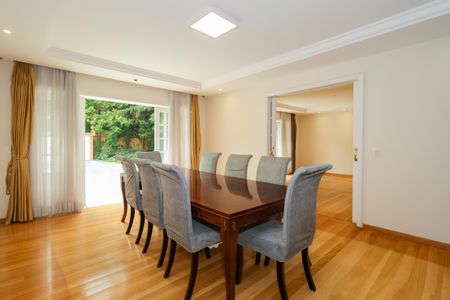 Casa à venda com 670m², 4 quartos e 5 vagas Casa à venda com 670m², 4 quartos e 5 vagasSala de Jantar