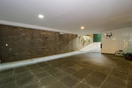 Casa à venda com 670m², 4 quartos e 5 vagas Casa à venda com 670m², 4 quartos e 5 vagasGaragem