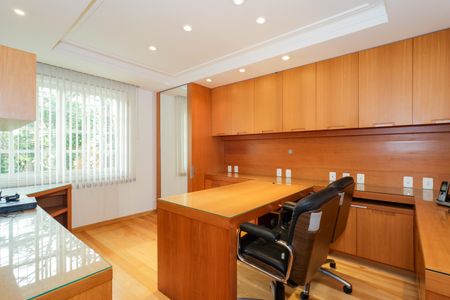 Casa à venda com 670m², 4 quartos e 5 vagas Casa à venda com 670m², 4 quartos e 5 vagasEscritório