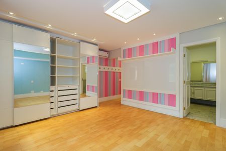 Casa à venda com 670m², 4 quartos e 5 vagas Casa à venda com 670m², 4 quartos e 5 vagasSuíte 2