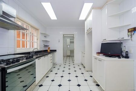 Casa à venda com 670m², 4 quartos e 5 vagas Casa à venda com 670m², 4 quartos e 5 vagasCozinha