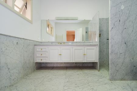 Casa à venda com 670m², 4 quartos e 5 vagas Casa à venda com 670m², 4 quartos e 5 vagasBanheiro da Suíte 1