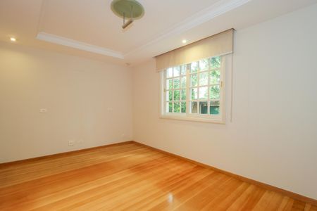 Casa à venda com 670m², 4 quartos e 5 vagas Casa à venda com 670m², 4 quartos e 5 vagasSala de TV