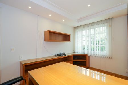 Casa à venda com 670m², 4 quartos e 5 vagas Casa à venda com 670m², 4 quartos e 5 vagasEscritório