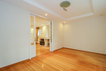 Casa à venda com 670m², 4 quartos e 5 vagas Casa à venda com 670m², 4 quartos e 5 vagasSala de TV