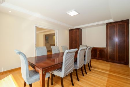 Casa à venda com 670m², 4 quartos e 5 vagas Casa à venda com 670m², 4 quartos e 5 vagasSala de Jantar