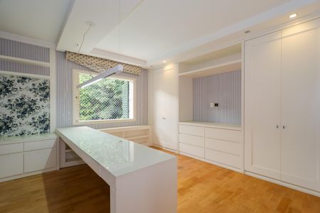 Casa à venda com 670m², 4 quartos e 5 vagas Casa à venda com 670m², 4 quartos e 5 vagasSuíte 3